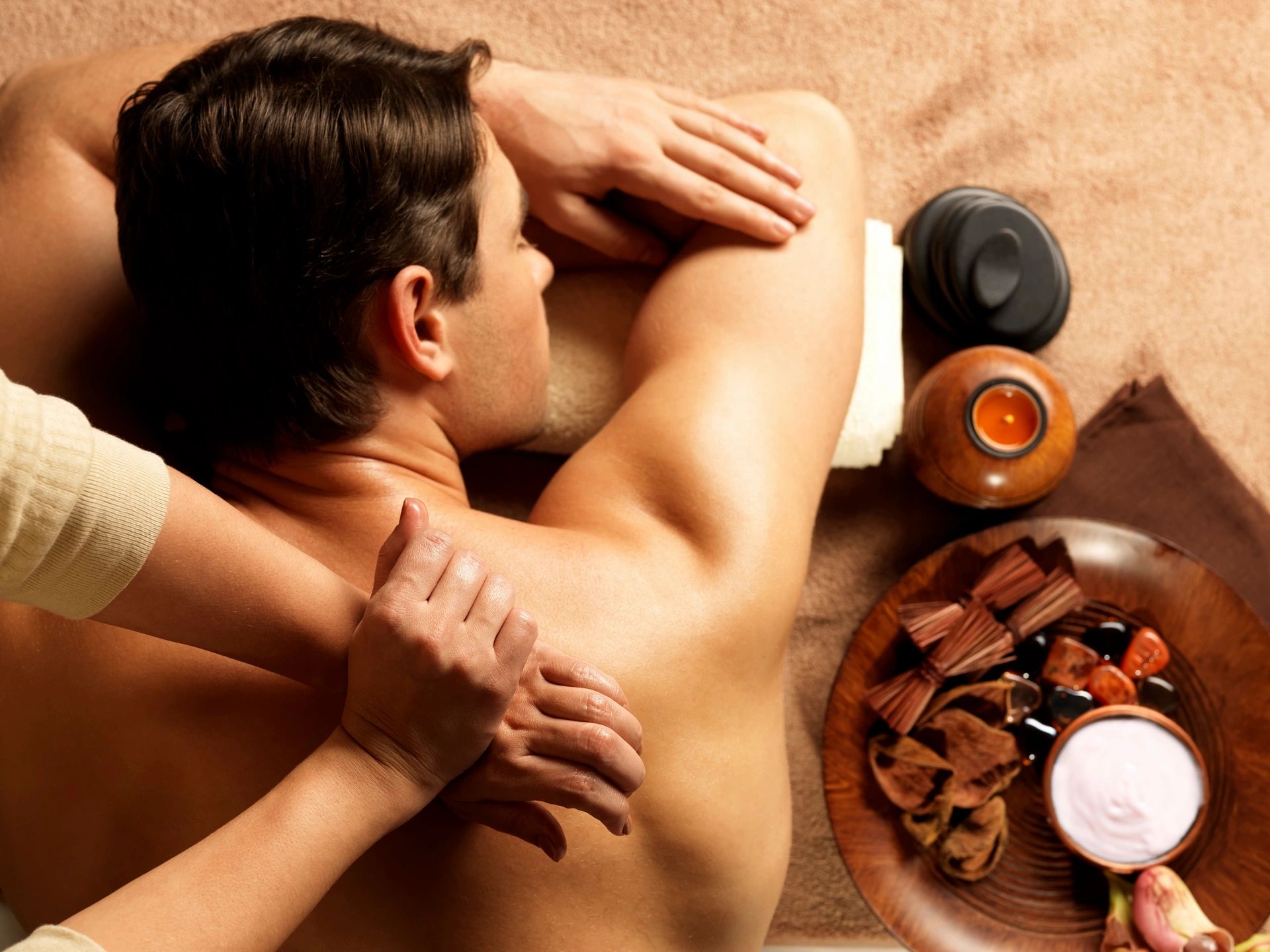 fm=f_1768 A man getting his back turned to massage